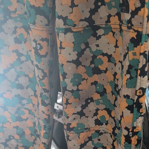 The North Face Women's Floral Joggers in an Earthy Floral Pattern size XS